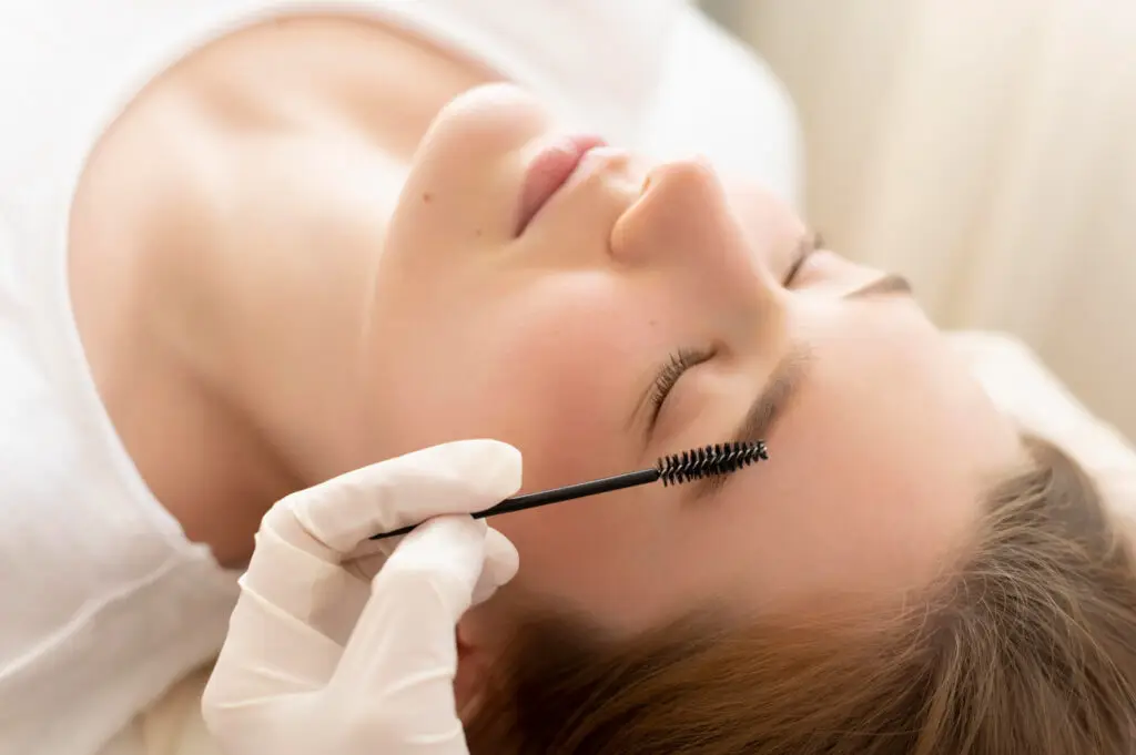 Urejanje obrvi in treplanic kozmetični salon A-STUDIO Celje